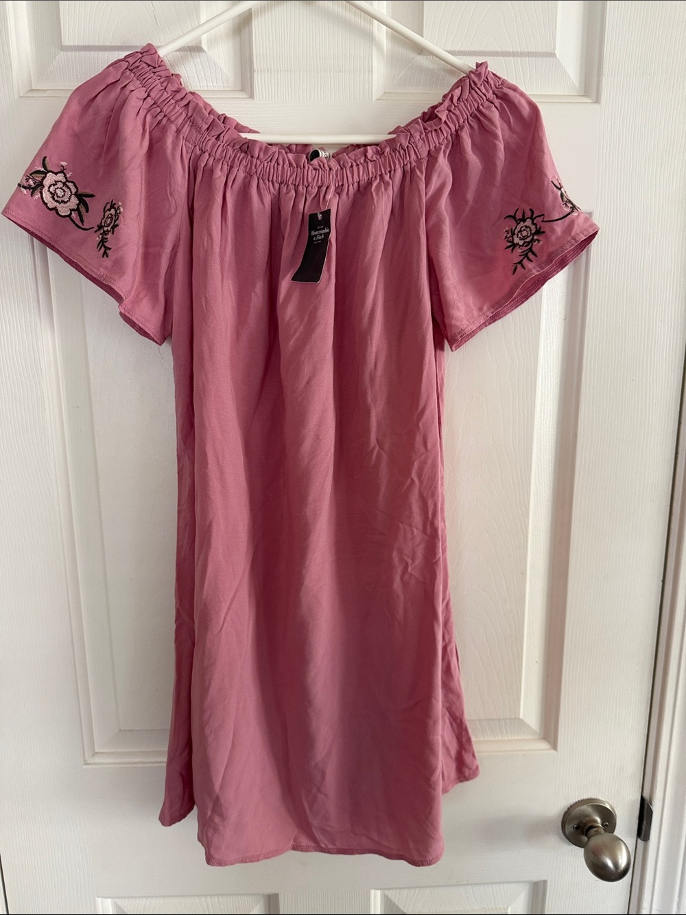NWT Abercrombie & Fitch Rose Pink Boho off shoulder Embroidered shift dress S